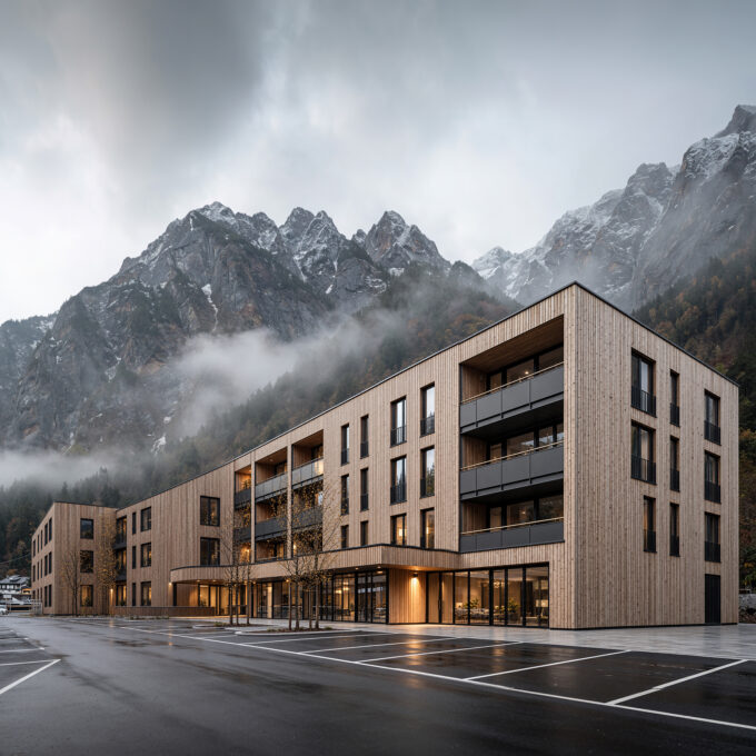 3D-Visualisierung einer modernen Bergresidenz mit markanter Architektur, großen Fensterflächen und dramatischer Bergkulisse.